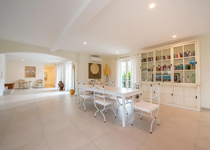 Le Roi Soleil Villa *